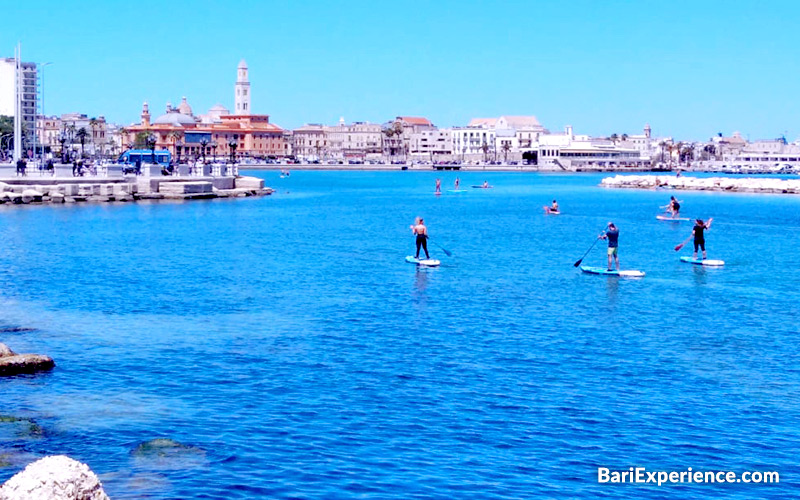 SUP vid havet i Bari