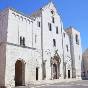 Voir la basilique de San Nicola dans le vieux Bari