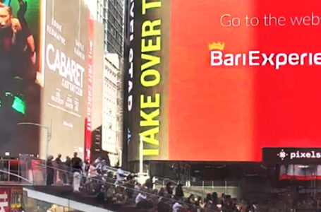 Bari skinner i New York: billeder af byen på storskærm på Times Square